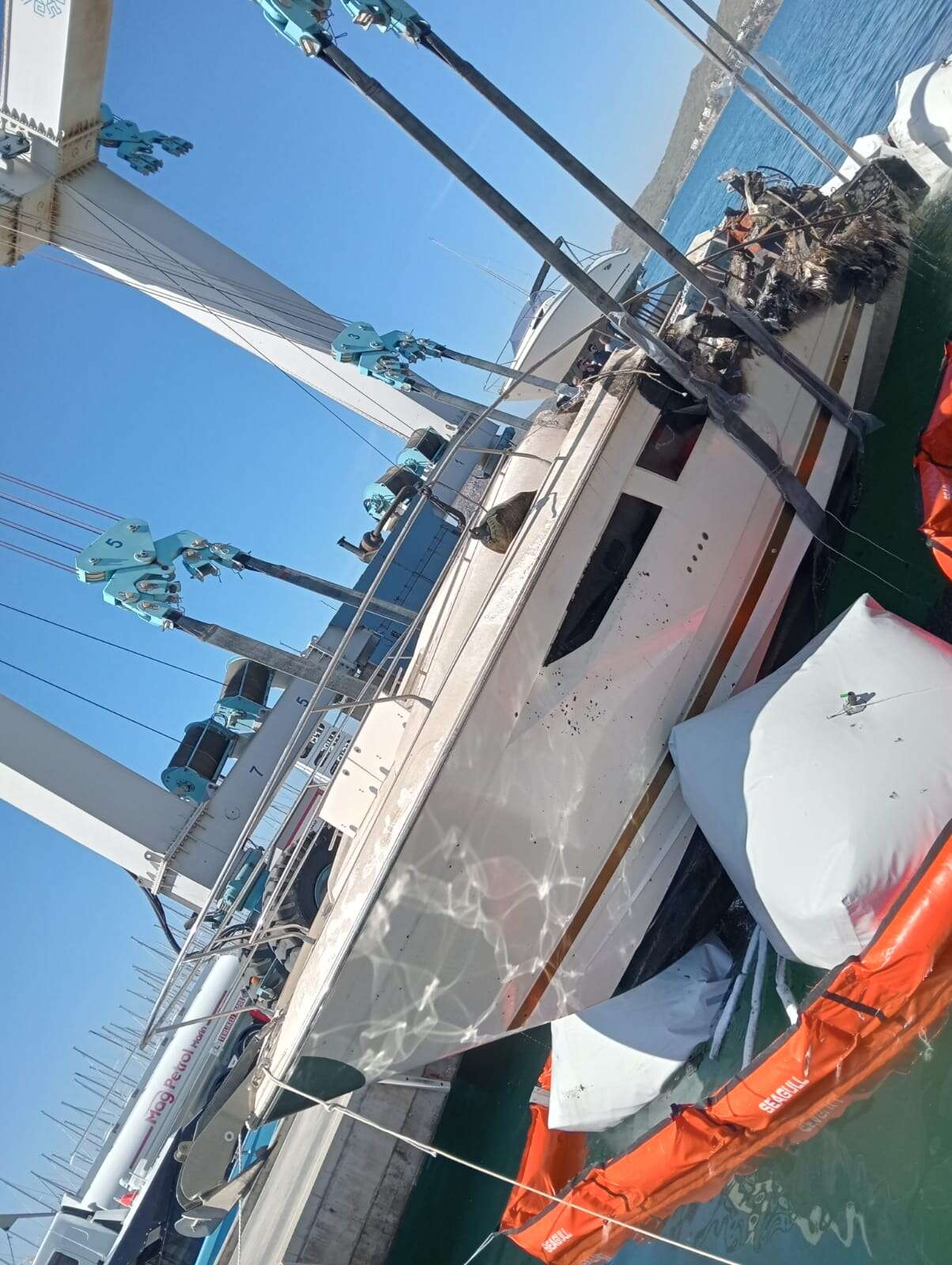 Bodrum'da Alevlere Teslim Olan Milyonluk Yatların Enkazları Kaldırılıyor 10